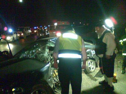 תאונה בלילה בכביש חיזמה (תמונת AVI: ישראל וינגרטן – דוברות זק"א)